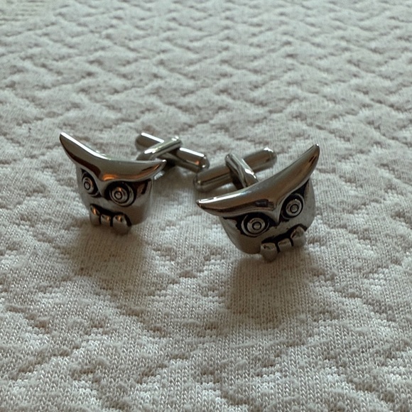 The Tie Bar x Jessie Tyler Ferguson Silver Owl Cufflinks - Picture 1 of 2